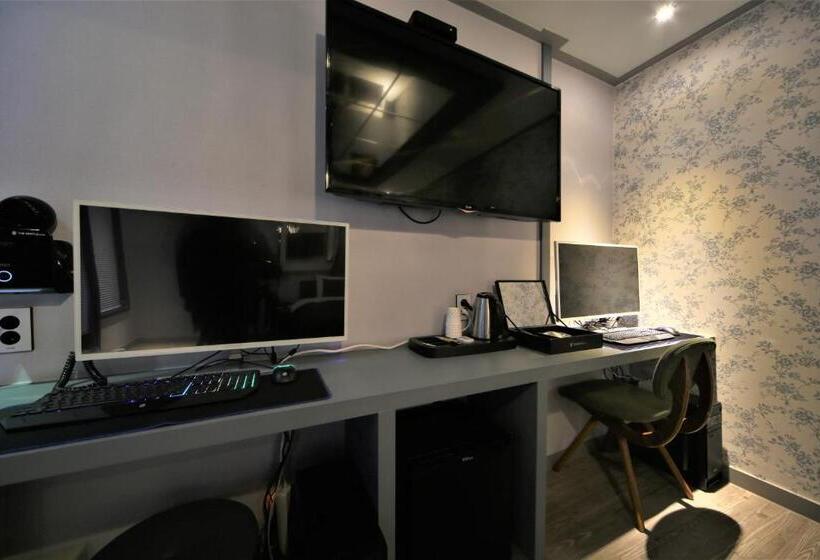 اتاق لوکس, The Gentle