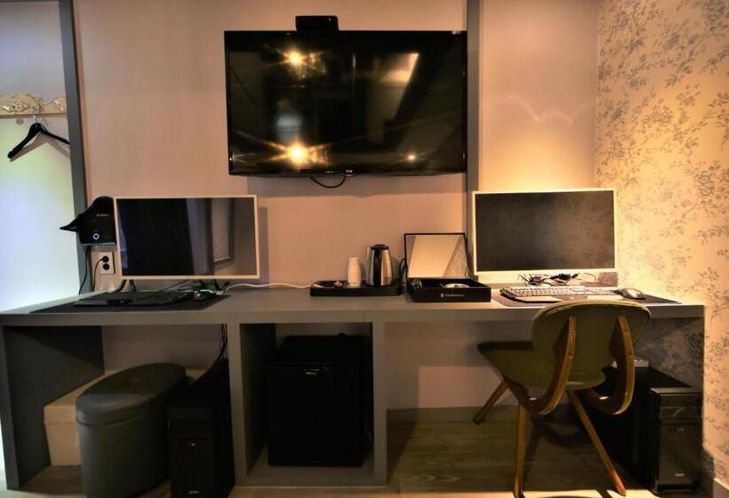 اتاق لوکس, The Gentle