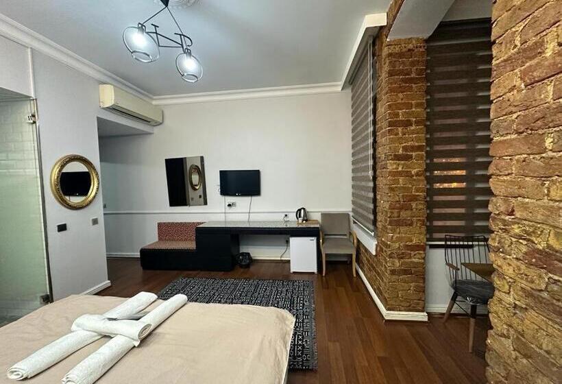 استودیوی لوکس, Konak Suite İn The Bar Street