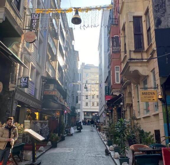 استودیوی لوکس, Konak Suite İn The Bar Street