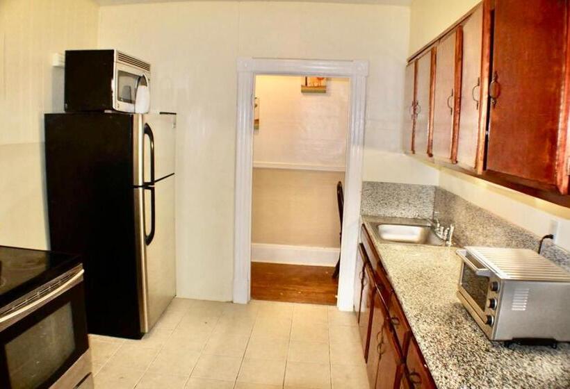 اتاق اکونومی, West End Haven