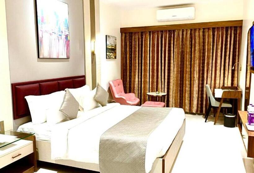 חדר דלוקס, Pushpak Hotel & Convention