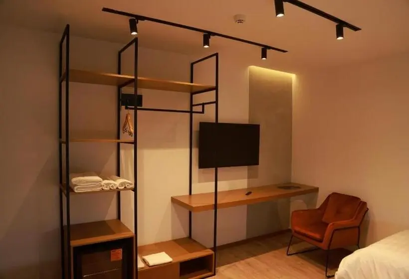 Standard Kolmen Hengen Huone, Baz Hur Boutique