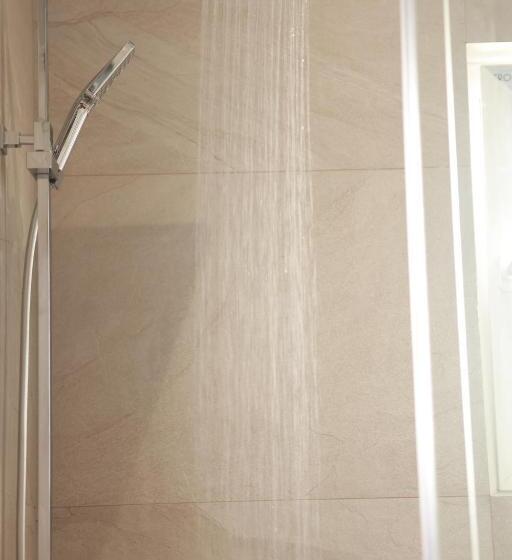 غرفة عائلية, Baz Hur Boutique