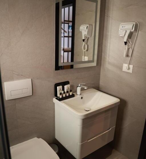 غرفة عائلية, Baz Hur Boutique