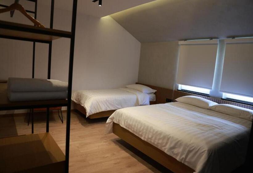 غرفة عائلية, Baz Hur Boutique