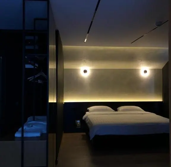 Deluxe-sviitti, Baz Hur Boutique