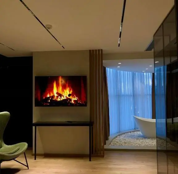 Deluxe-sviitti, Baz Hur Boutique