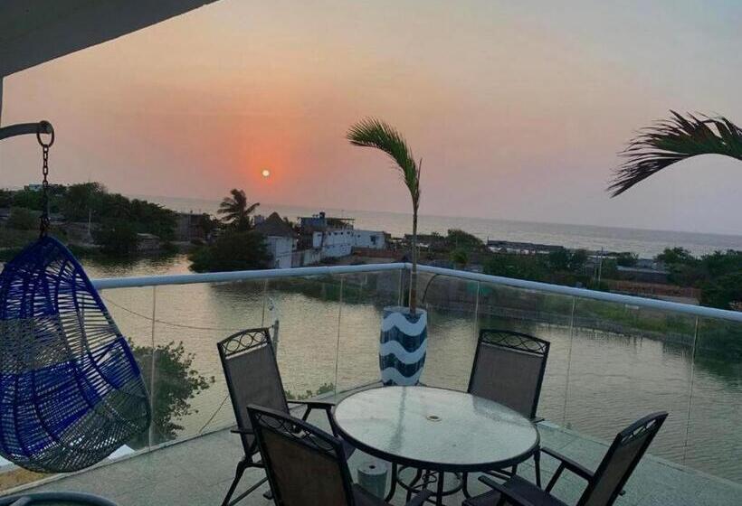 جناح مطلّ علي البحر, Blue Sky