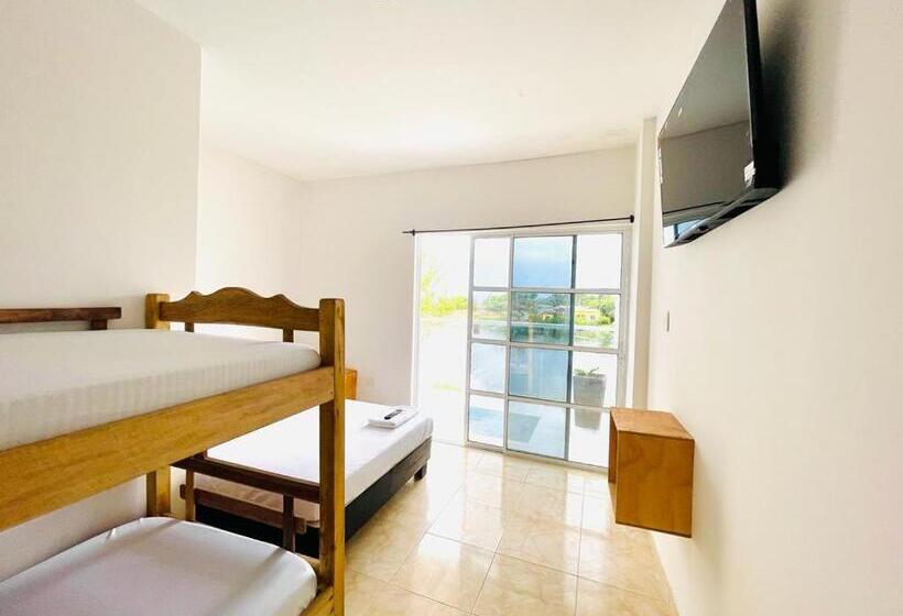 غرفة قياسية رباعية مزودة بشُرفة, Blue Sky