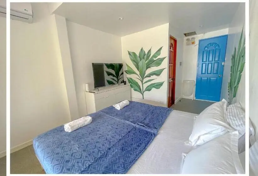 اتاق استاندارد با بالکن, The Blue Door
