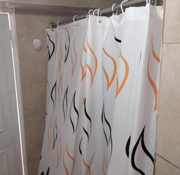 ルームシェアのワンベッド, Houselyon