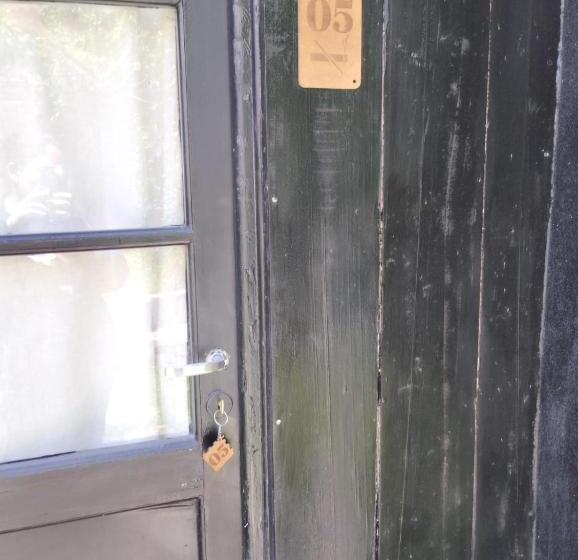 ルームシェアのワンベッド, Houselyon