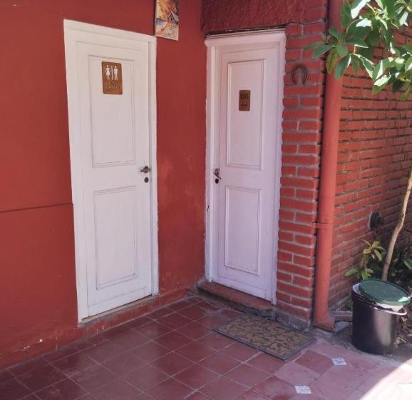 バスルーム共有のトリプルスタンダード, Houselyon