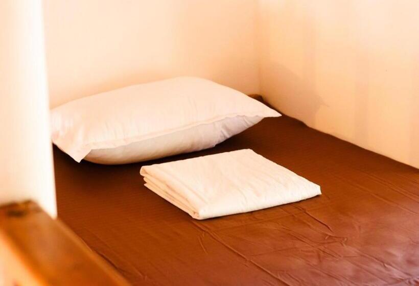 חדר סטנדרט לשלושה, Pompon