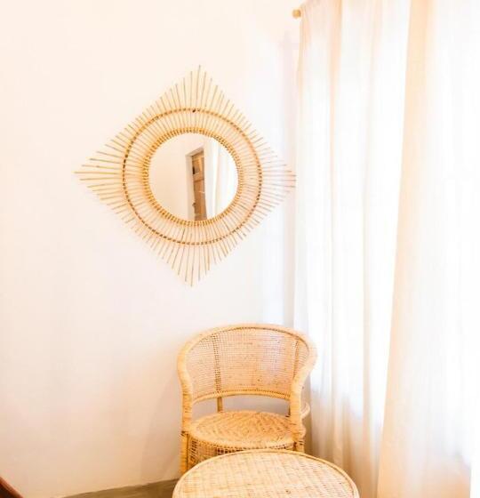 חדר דלוקס לשלושה, Pompon