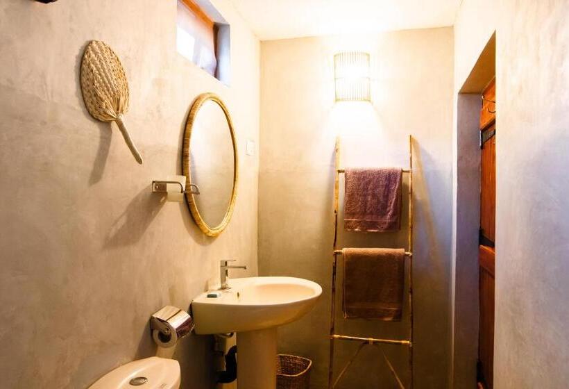 חדר דלוקס לשלושה, Pompon