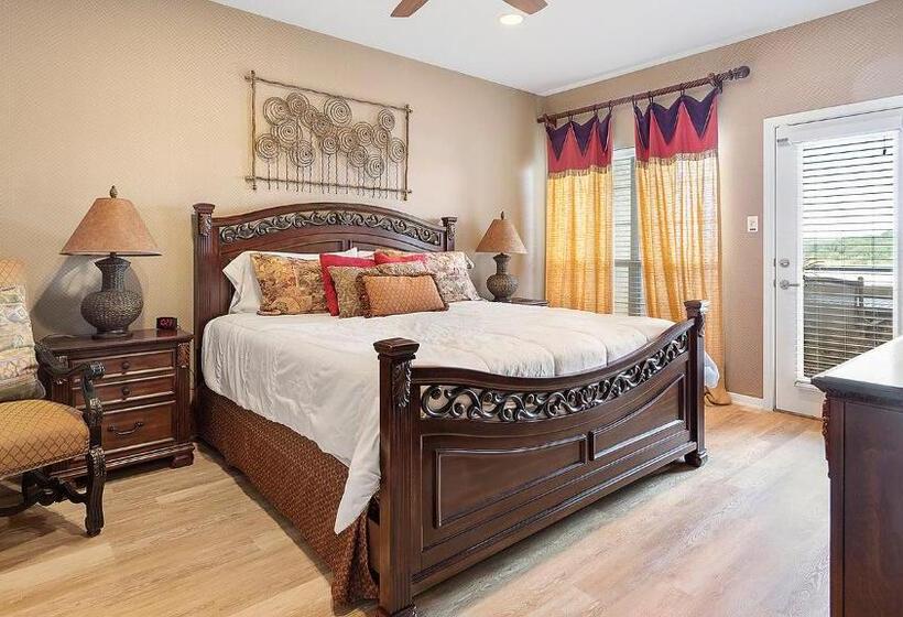 1 Bedroom Apartment Lake View, Lake Travis Stunning Waterfront, Sunset & Pool Views, Pet Friendly, Boat Ramp, Lago Vista, Texas