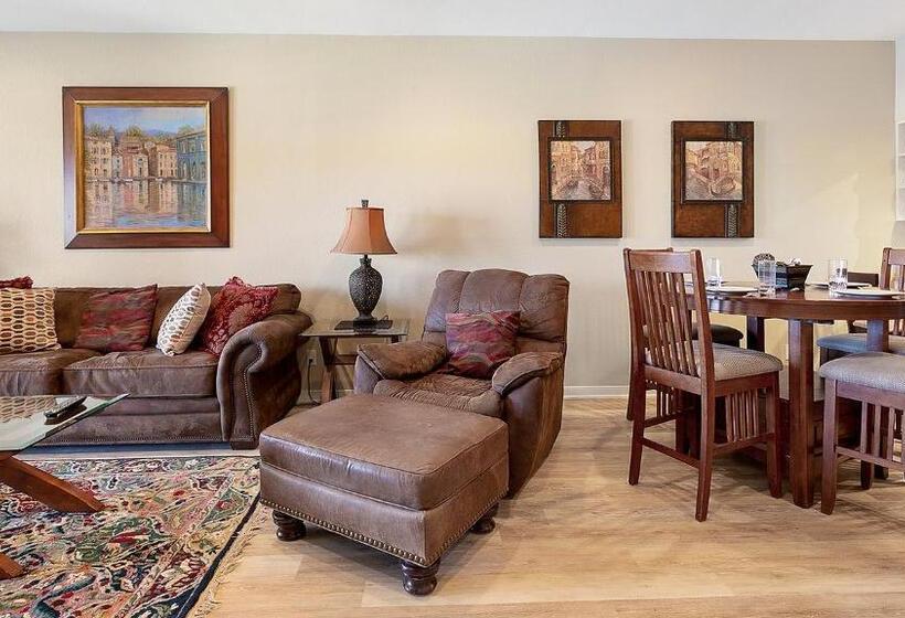 1 Bedroom Apartment Lake View, Lake Travis Stunning Waterfront, Sunset & Pool Views, Pet Friendly, Boat Ramp, Lago Vista, Texas