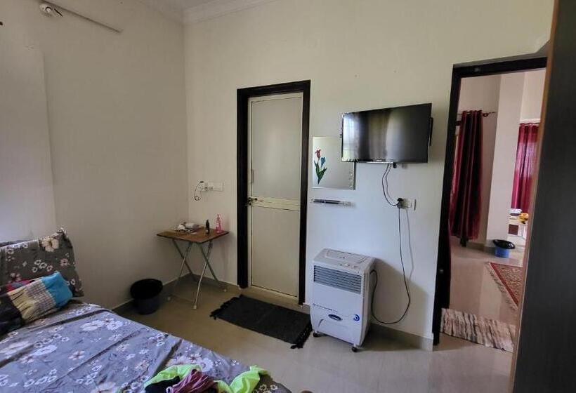 Chambre Standard, Pradeep Kumar House