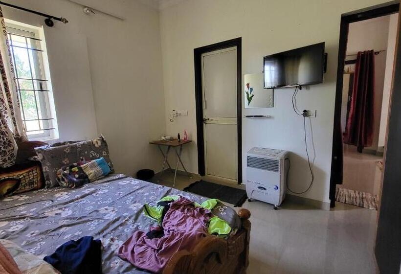 Chambre Standard, Pradeep Kumar House
