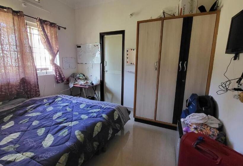Chambre Standard, Pradeep Kumar House