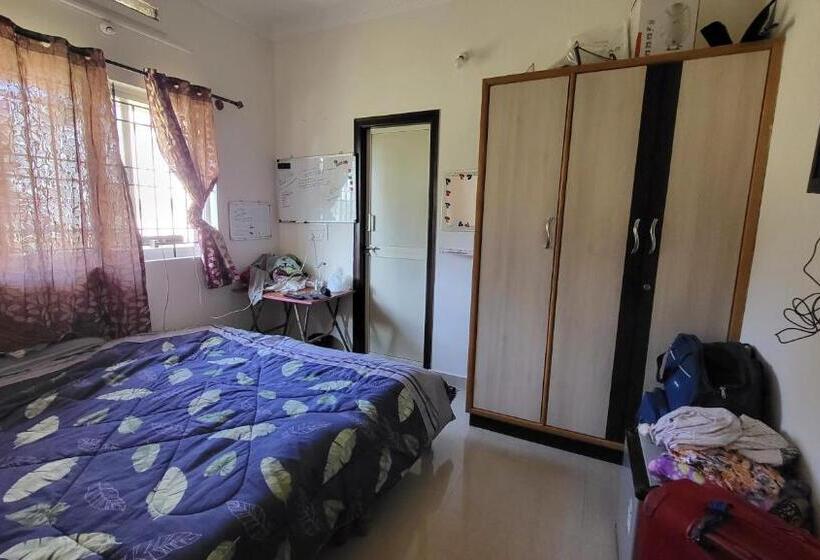 Chambre Standard, Pradeep Kumar House