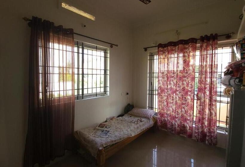 Chambre Standard, Pradeep Kumar House