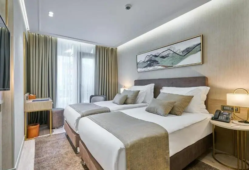 Superior Neljän Hengen Huone, Rayelin Hotel Istanbul Old City