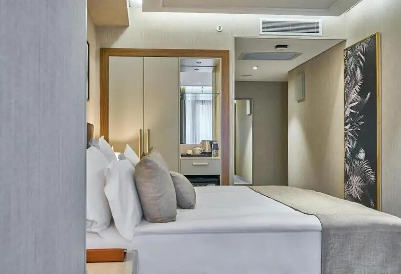 Superior Neljän Hengen Huone, Rayelin Hotel Istanbul Old City