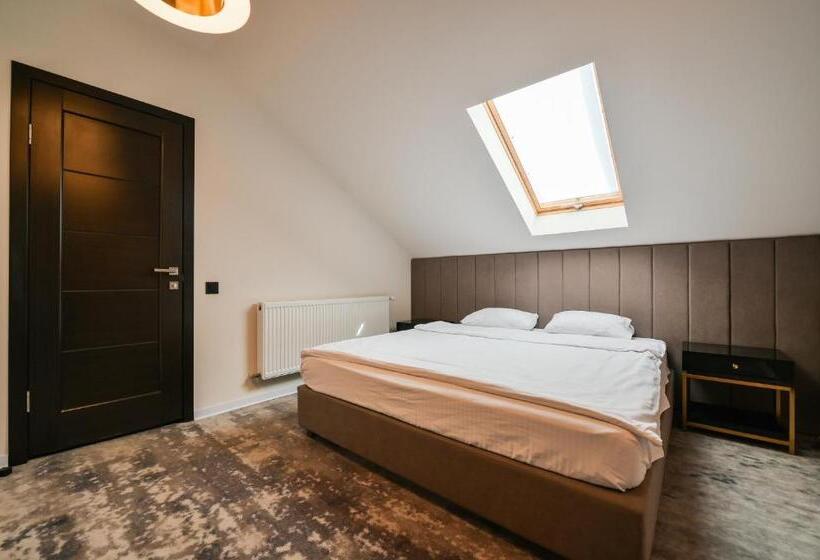 سوییت جونیور با بالکن, садиба на кодимі