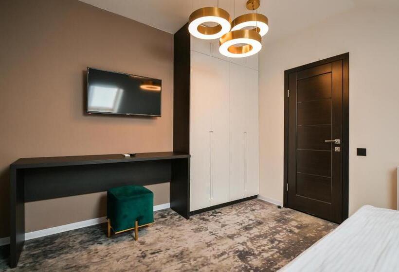 سوییت جونیور با بالکن, садиба на кодимі