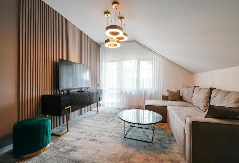 سوئیت با بالکن, садиба на кодимі