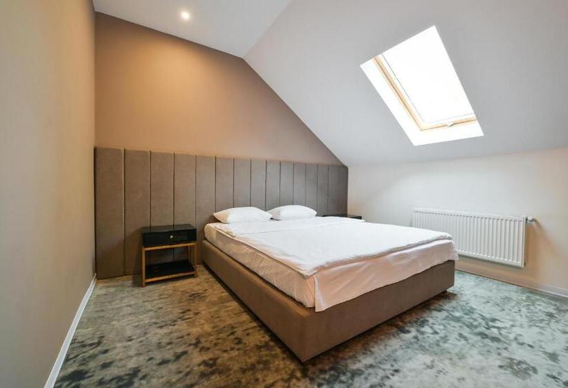 سوئیت با بالکن, садиба на кодимі