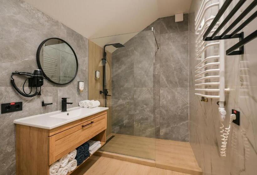 سوئیت با بالکن, садиба на кодимі