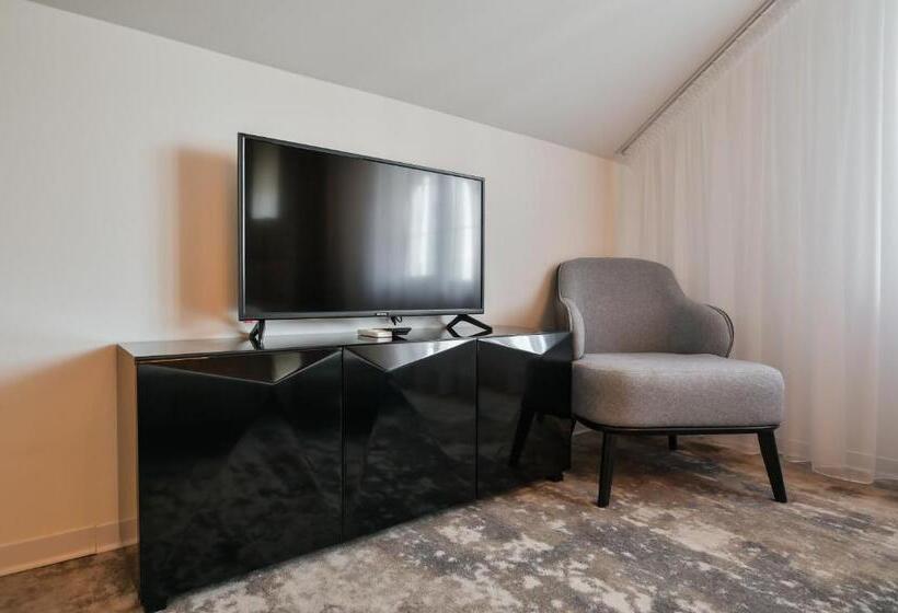 سوئیت با بالکن, садиба на кодимі