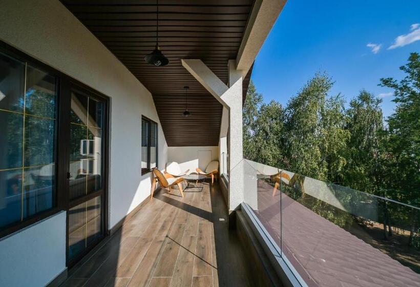 سوئیت با بالکن, садиба на кодимі