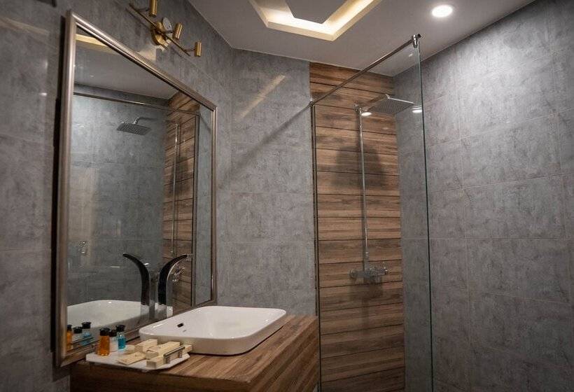 اتاق لوکس, Magnum Inn