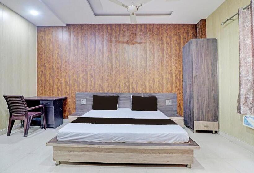 חדר קלאסי לשלושה, Grand Townhouse