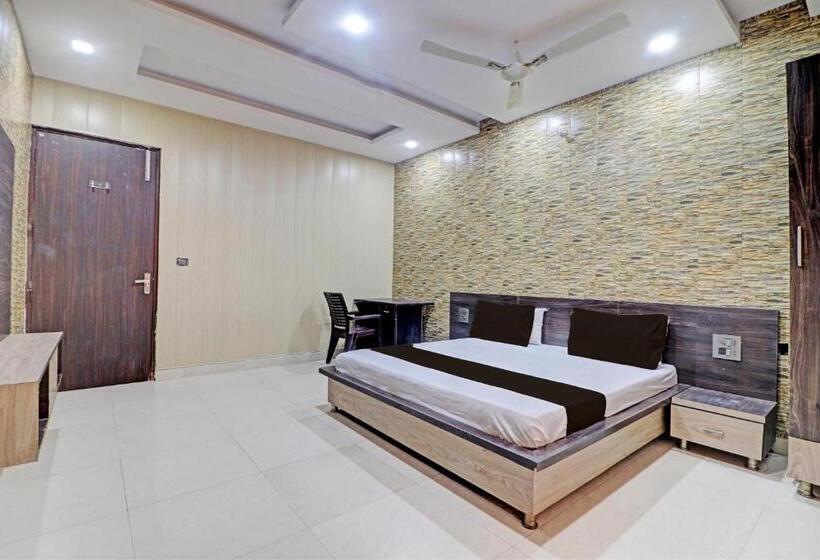 חדר קלאסי לשלושה, Grand Townhouse