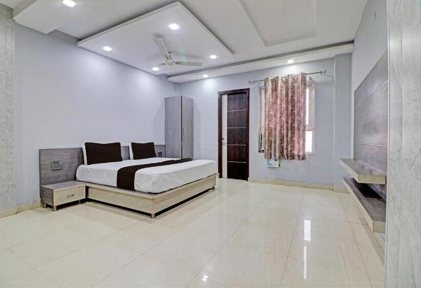 חדר קלאסי לשלושה, Grand Townhouse