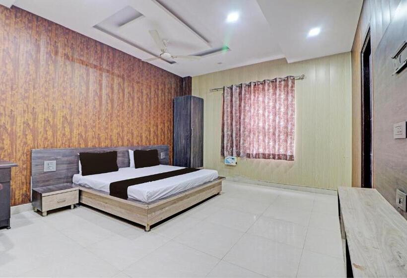 חדר קלאסי לשלושה, Grand Townhouse