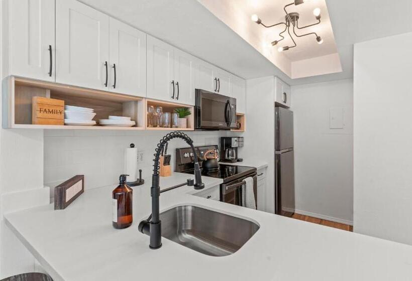 1 Bedroom Apartment Lake View, Park Shore Resort