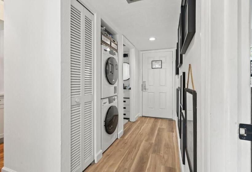 1 Bedroom Apartment Lake View, Park Shore Resort