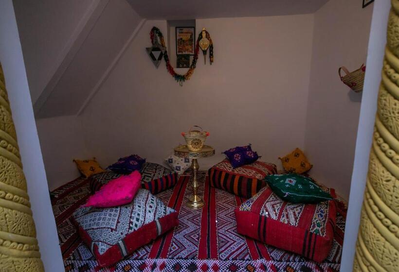 اتاق استاندارد سه تخته با بالکن, Riad Qamar Fez