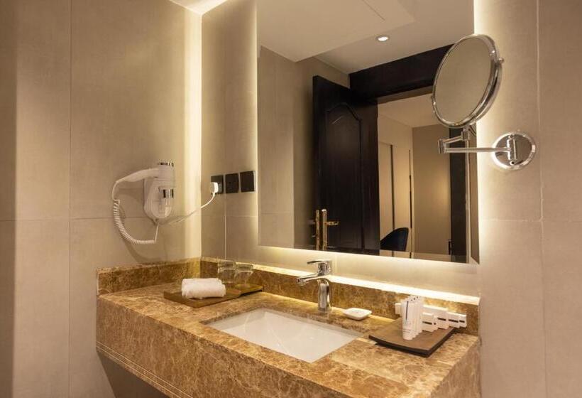 스탠다드 룸 킹사이즈 침대, Skyline Hotel & Suites