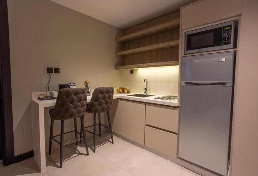 스탠다드 룸 킹사이즈 침대, Skyline Hotel & Suites