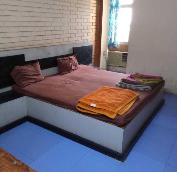 غرفة كلاسيكية ثلاثية, Spot On Hotel Ellora