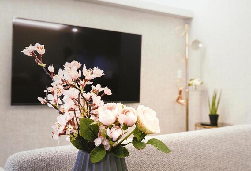 Családi Suite, 超级奢华 近秋叶原东京站keoa奢华套房双卧带厨房 超豪华戴森&pola顶级配置 4分钟到东京站 3分钟到地铁 最大6人