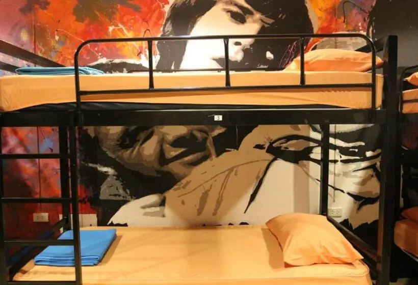 ルームシェアのワンベッド, Wet! A Pool Party Hostel By Wild & Wandering